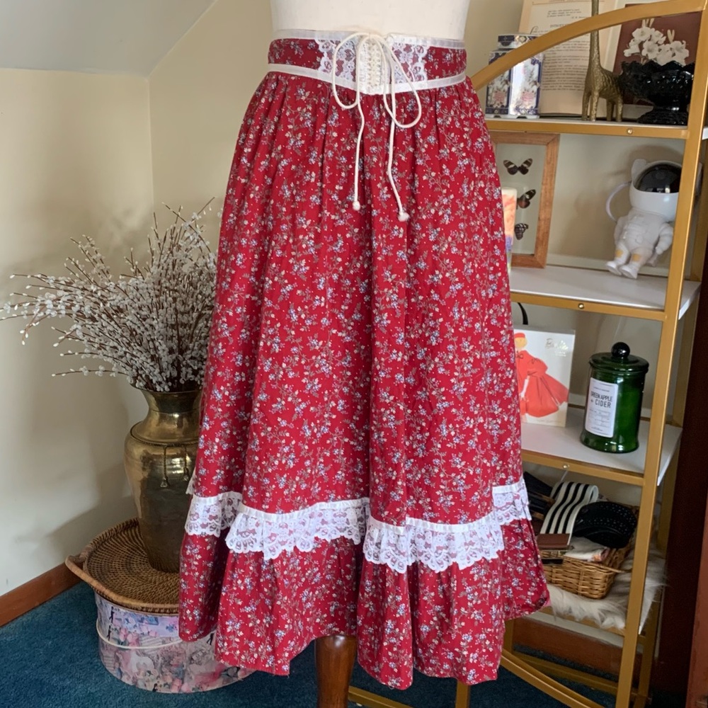 Jessica’s Gunne Sax red floral skirt with pockets